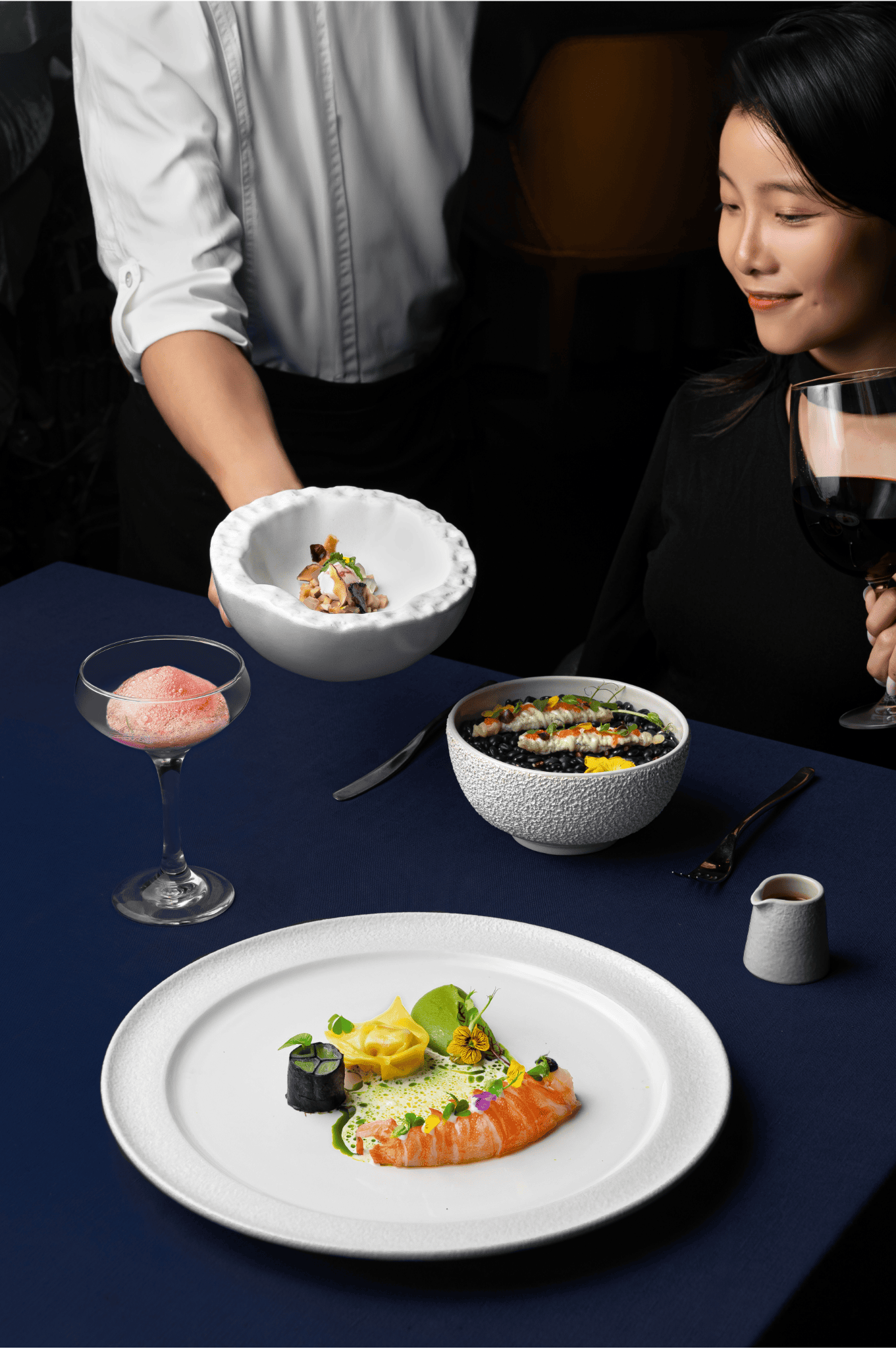 在 InterContinental Phu Quoc Long Beach Resort 沉浸在精致的用餐体验中。